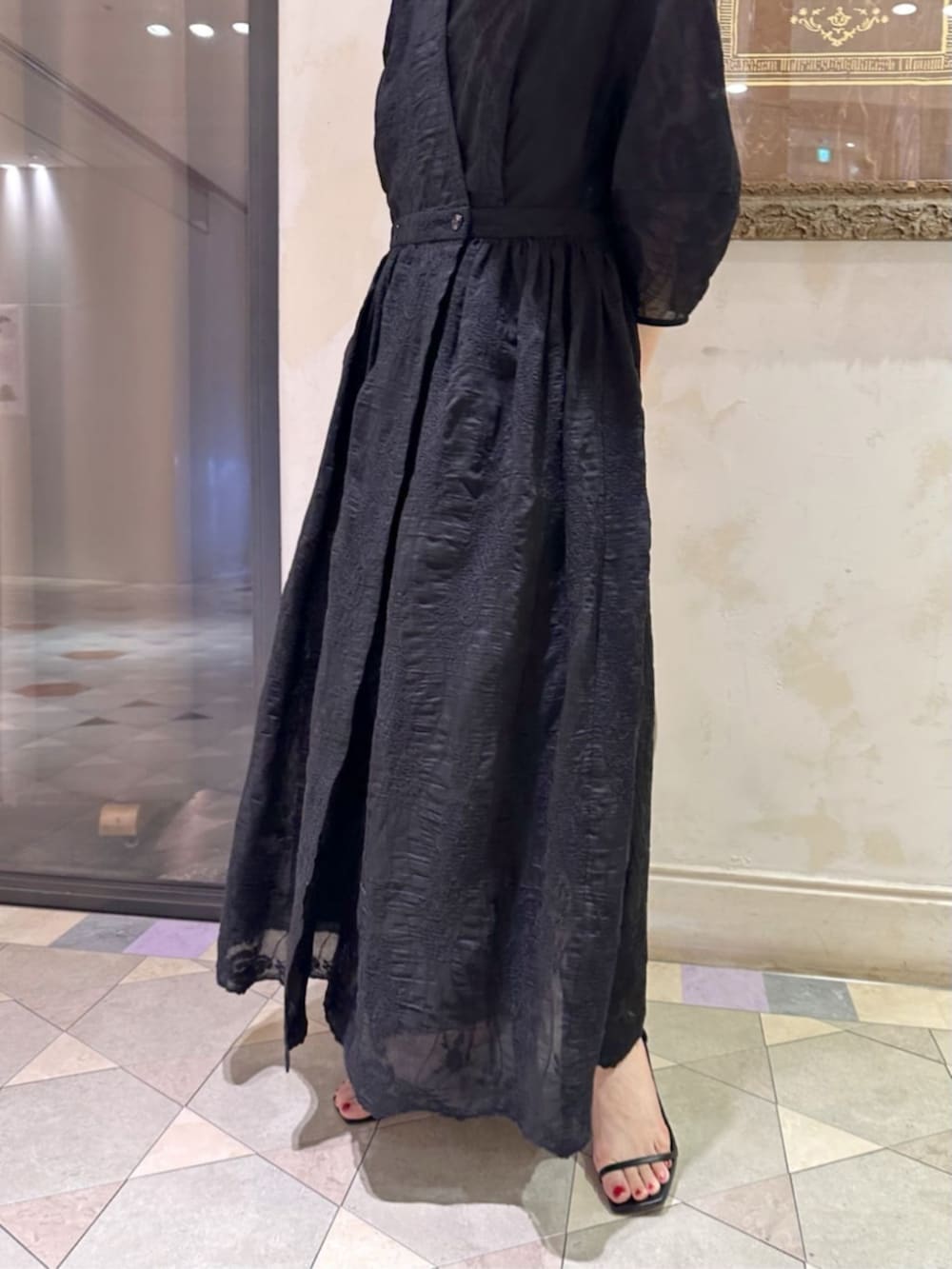 ブラック系のワンピースを着用したレディースの冬コーディネートの4枚目の写真