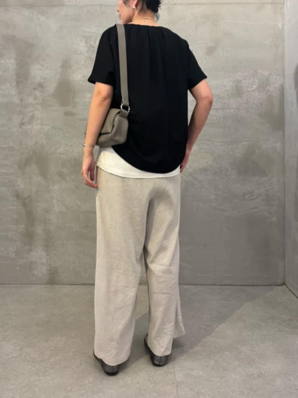 ベージュ系のその他パンツ、ホワイト系のシャツ/ブラウス、ブラック系のベストを着用したレディースの春コーディネートの8枚目の写真