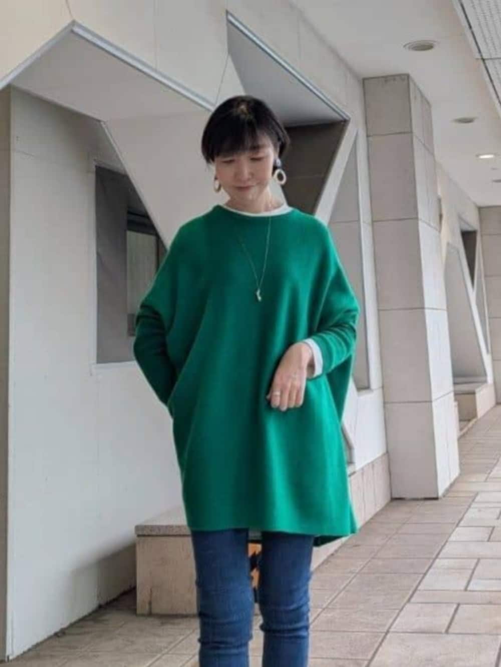 ブルー系のデニムパンツ、ブラウン系のその他シューズ、ブラウン系のトートバッグを着用したレディースの秋コーディネートの3枚目の写真
