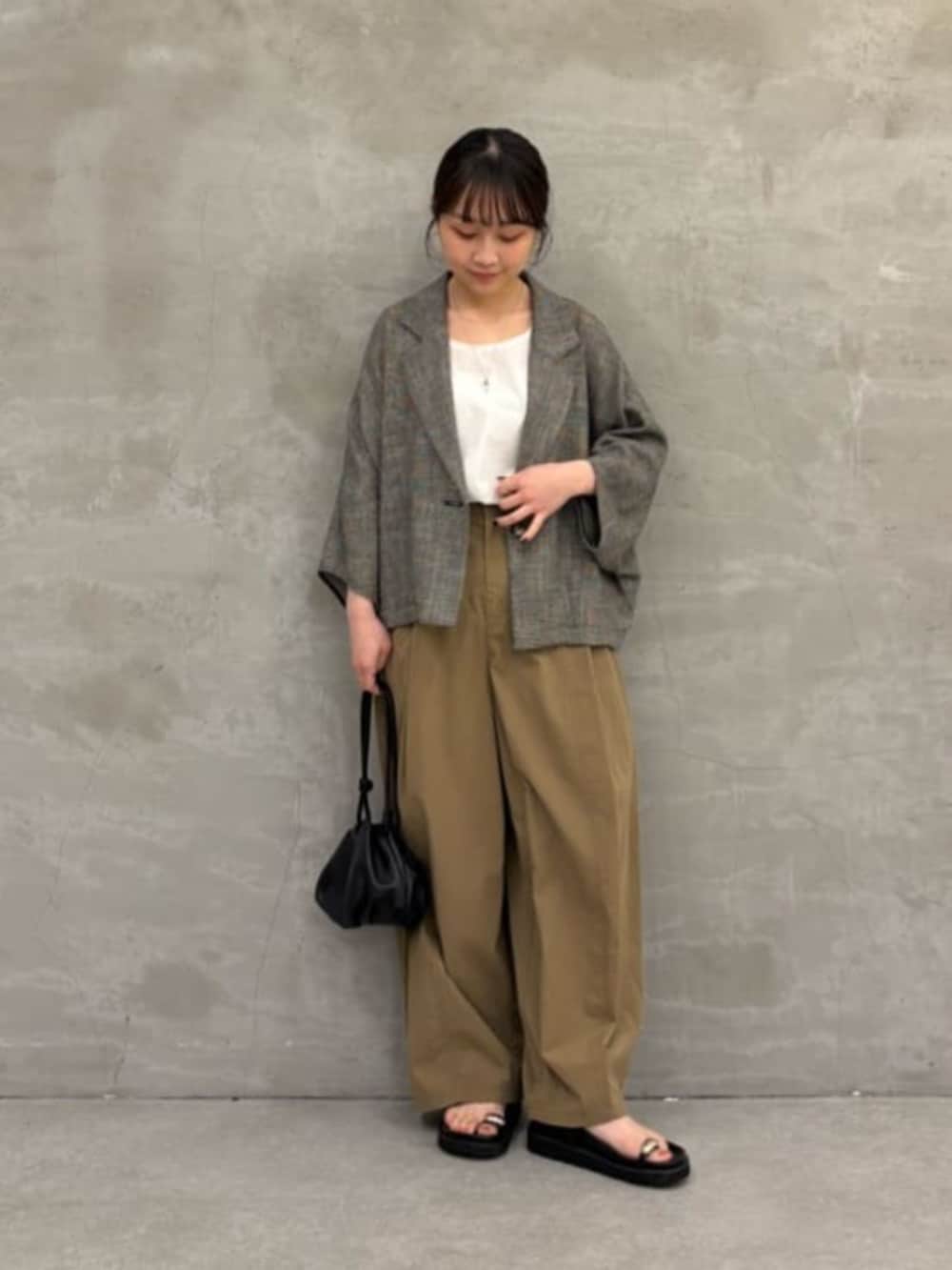 イエロー系のその他パンツ、ホワイト系のシャツ/ブラウス、ベージュ系のテーラードジャケットを着用したレディースの春コーディネートの4枚目の写真