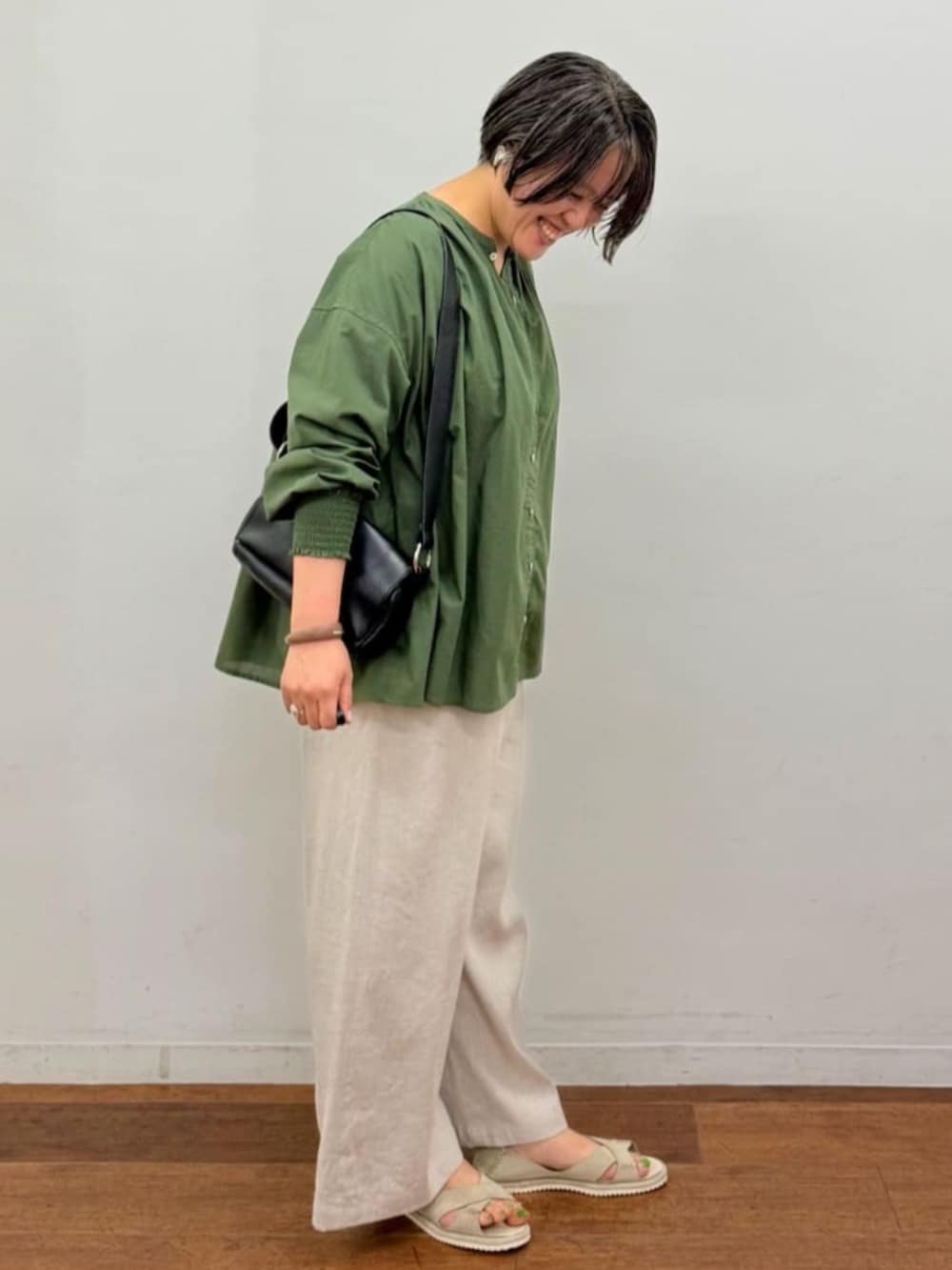 ベージュ系のその他パンツ、グリーン系のシャツ/ブラウスを着用したレディースの夏コーディネートの2枚目の写真