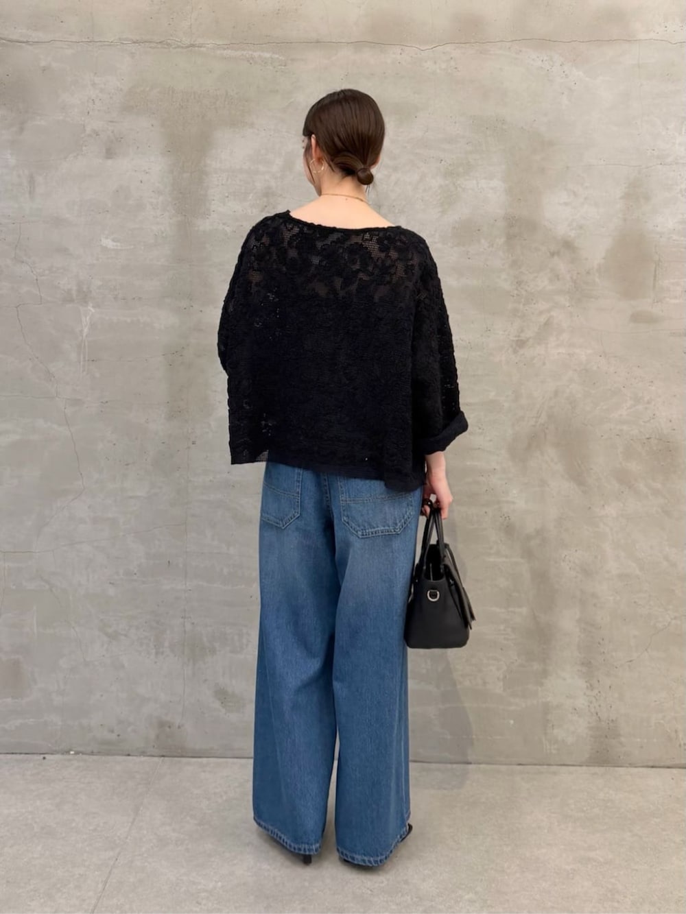 ブラック系のハンドバッグ、ブルー系のその他パンツ、ブラック系のシャツ/ブラウスを着用したレディースの春コーディネートの3枚目の写真