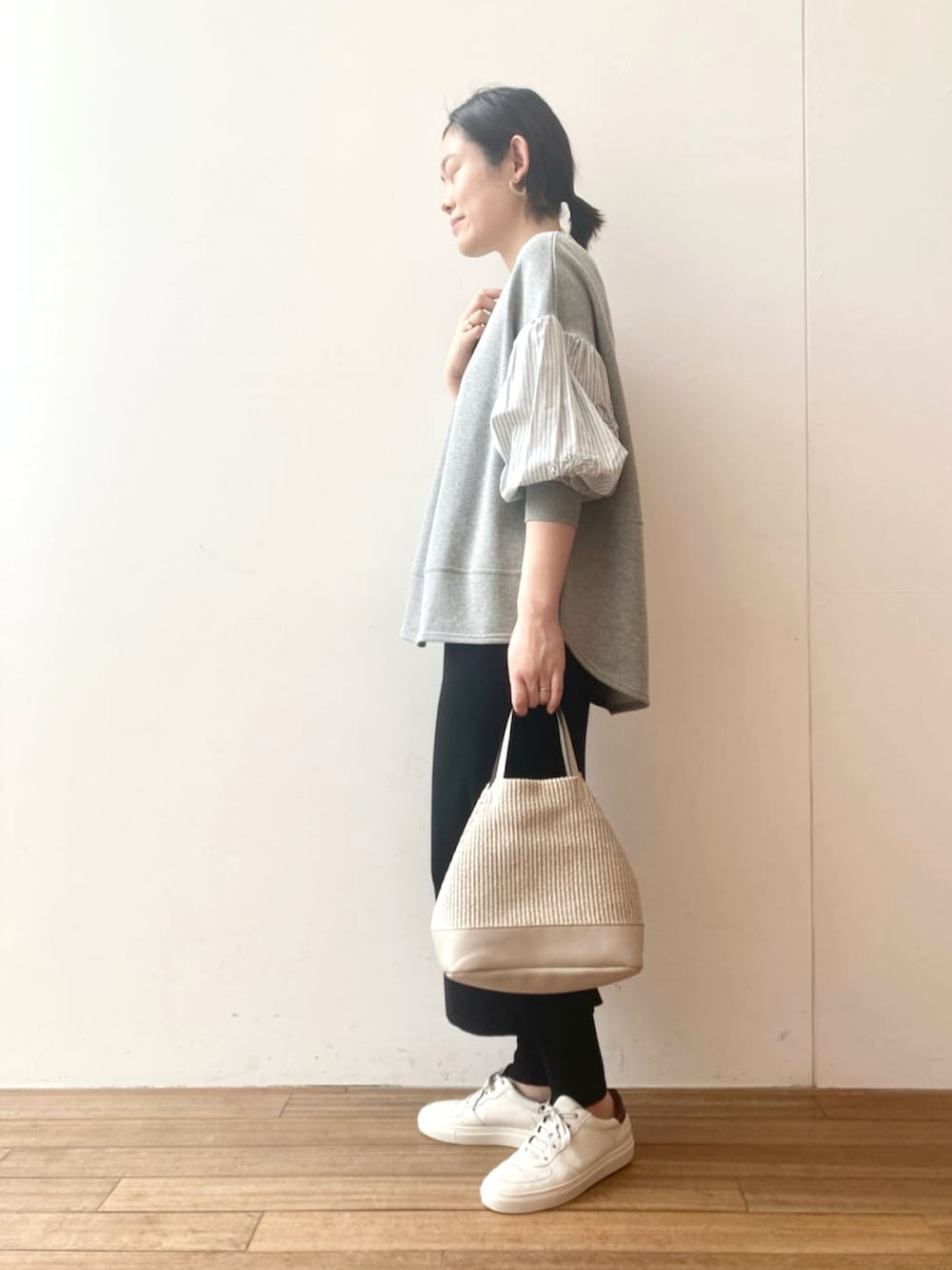 ブラック系のその他パンツ、グレー系のスウェットを着用したレディースの春コーディネートの2枚目の写真