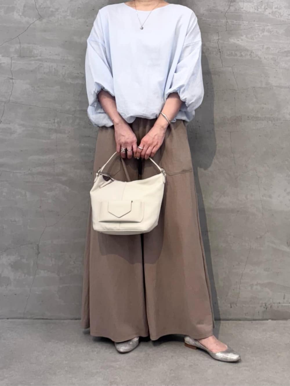 ベージュ系のその他パンツ、ホワイト系のトートバッグ、ブルー系のシャツ/ブラウスを着用したレディースの冬コーディネートの6枚目の写真