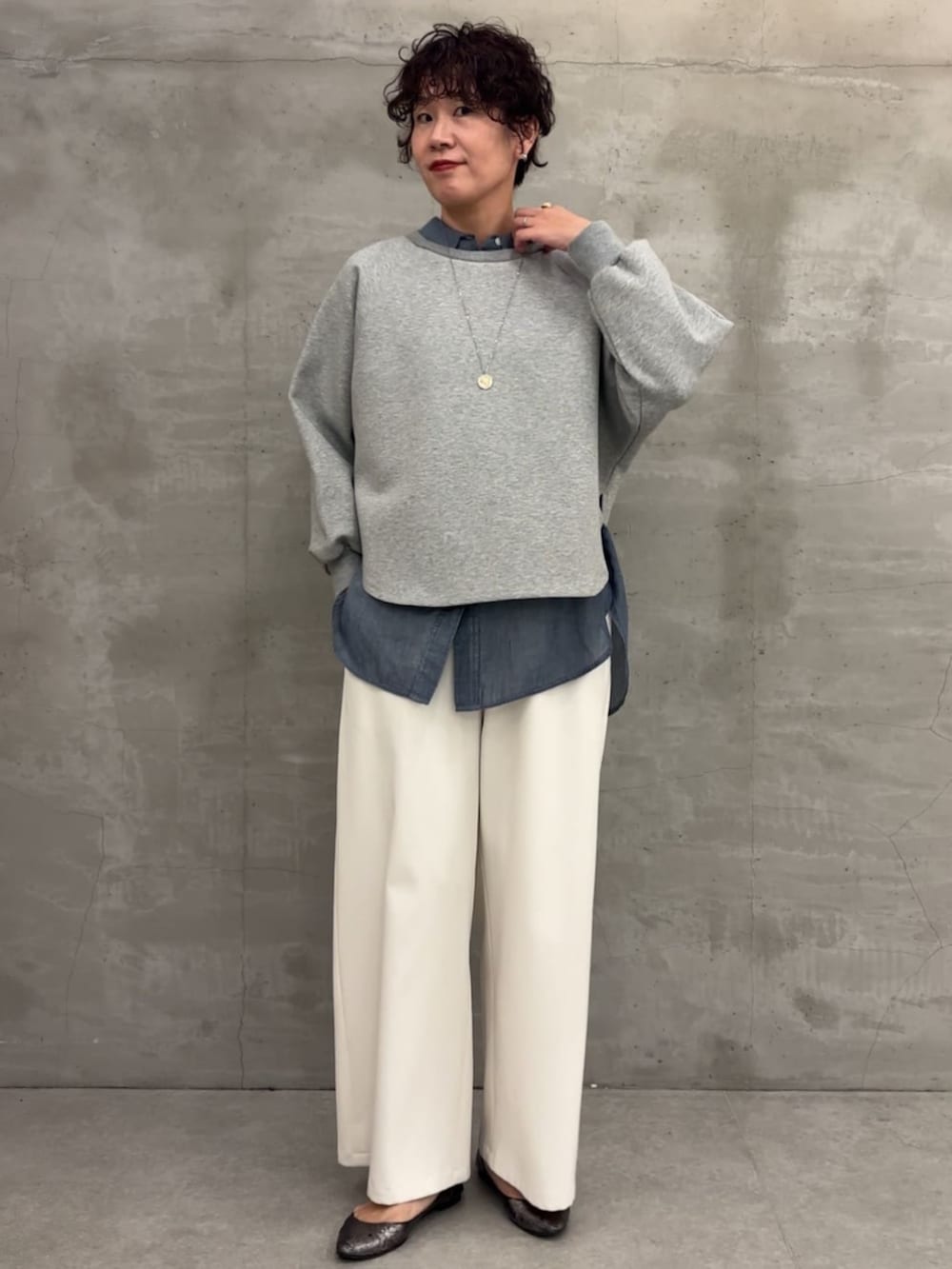 ブルー系のシャツ/ブラウス、ホワイト系のその他パンツ、グレー系のTシャツ/カットソーを着用したレディースの冬コーディネートの3枚目の写真