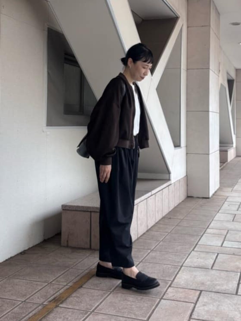 ブラウン系のその他アウター、ブラック系のその他パンツを着用したレディースの夏コーディネートの3枚目の写真