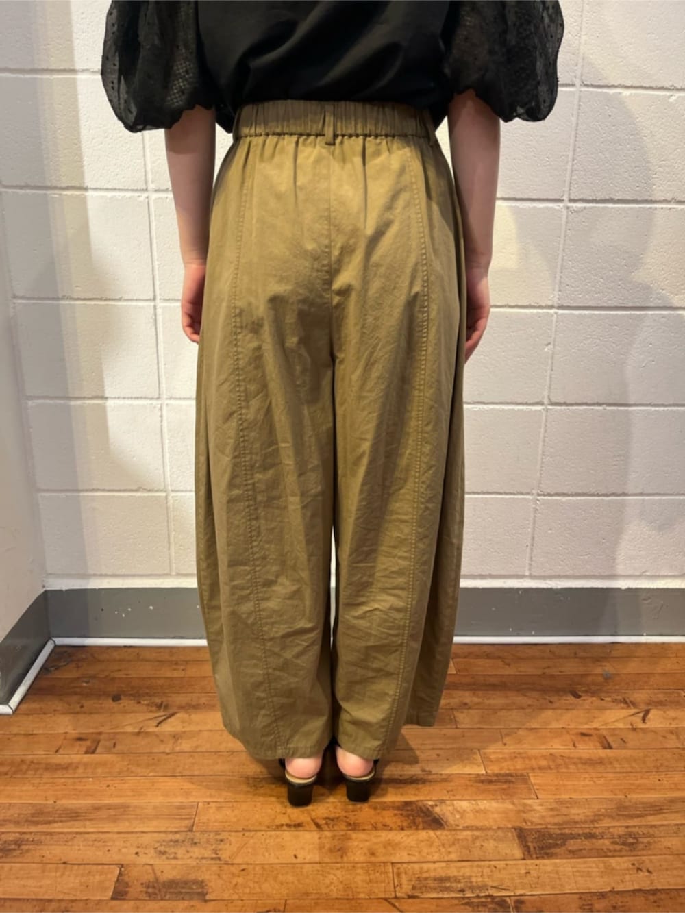 イエロー系のその他パンツ、ブラック系のシャツ/ブラウスを着用したレディースの夏コーディネートの9枚目の写真