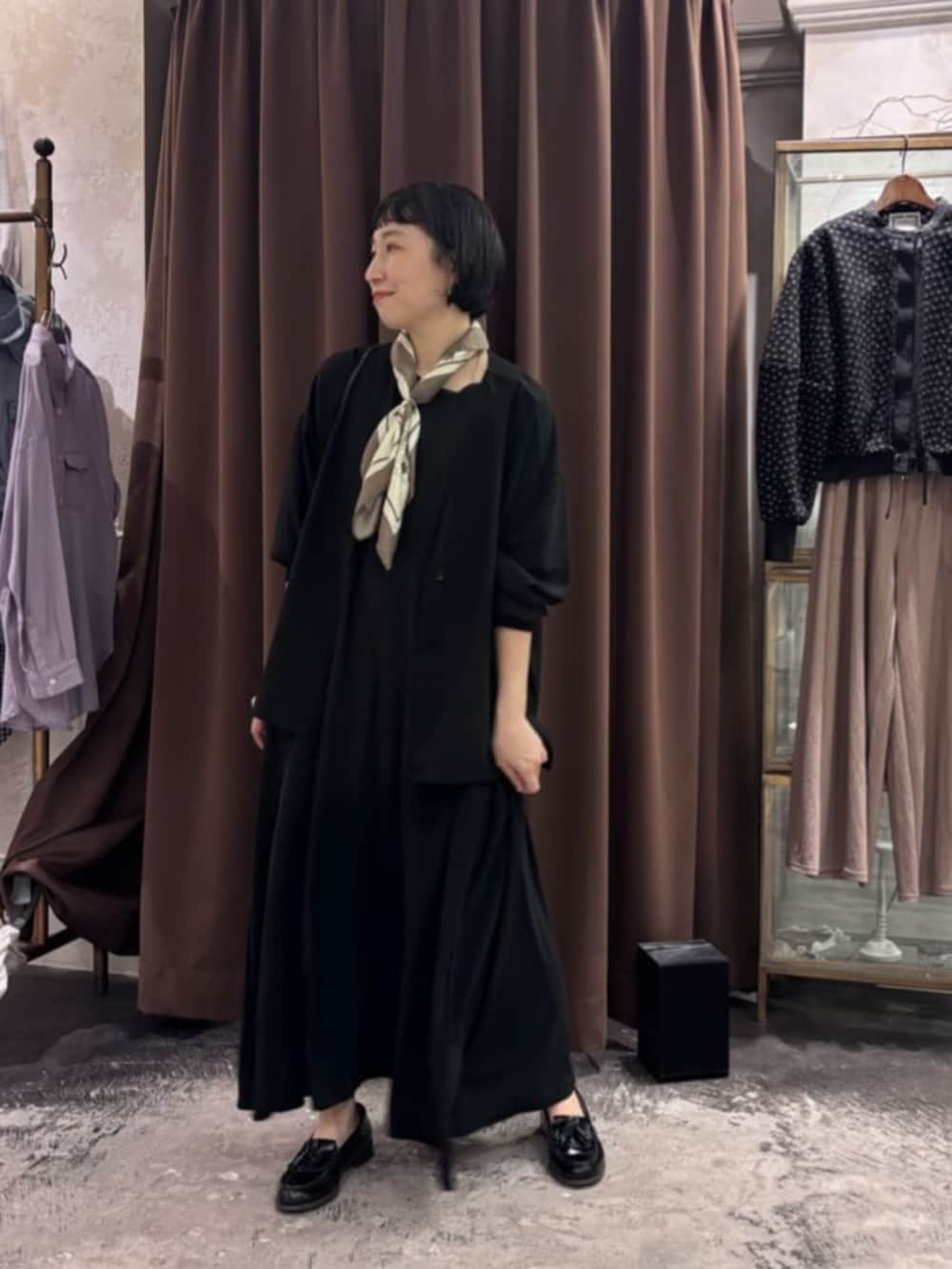 ブラック系のワンピース、ブラック系のその他アウターを着用したレディースの春コーディネートの4枚目の写真