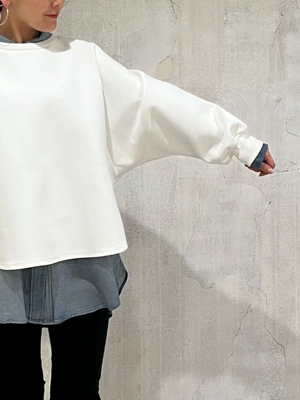 ブルー系のシャツ/ブラウス、ホワイト系のスニーカー、ホワイト系のTシャツ/カットソーを着用したレディースの冬コーディネートの6枚目の写真