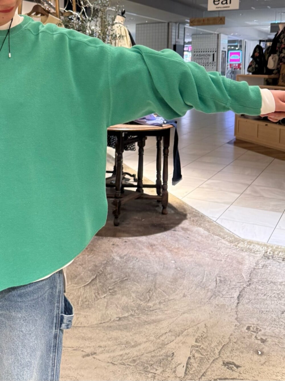 ホワイト系のシャツ/ブラウス、ブラック系のショルダーバッグ、ブルー系のその他パンツを着用したレディースの春コーディネートの6枚目の写真