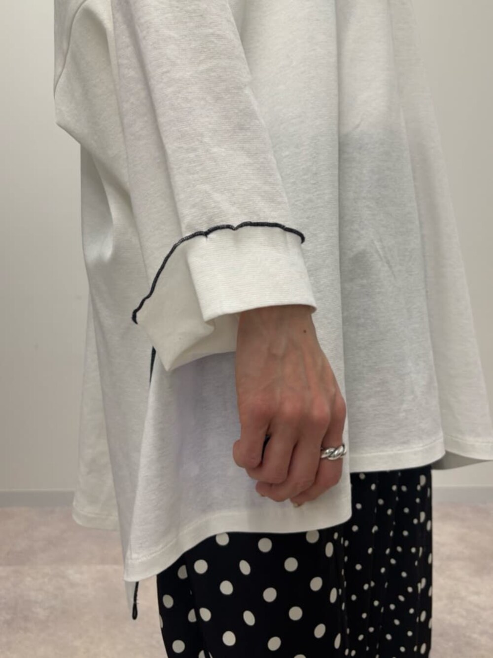 ホワイト系のTシャツ/カットソーを着用したレディースの冬コーディネートの7枚目の写真