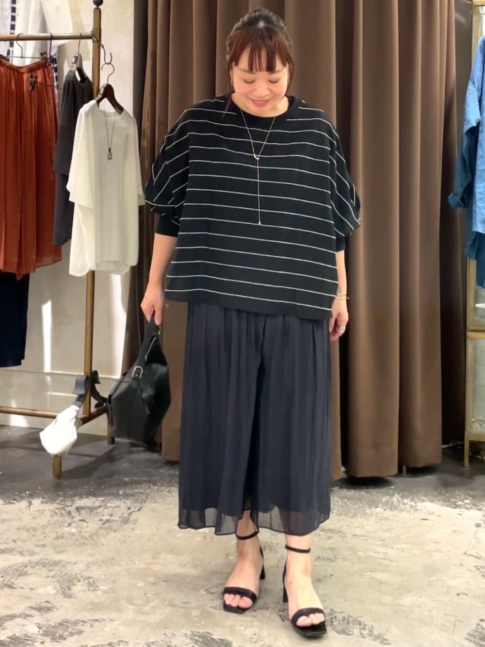 ブラック系のその他パンツ、ブラック系のシャツ/ブラウスを着用したレディースの春コーディネートの5枚目の写真