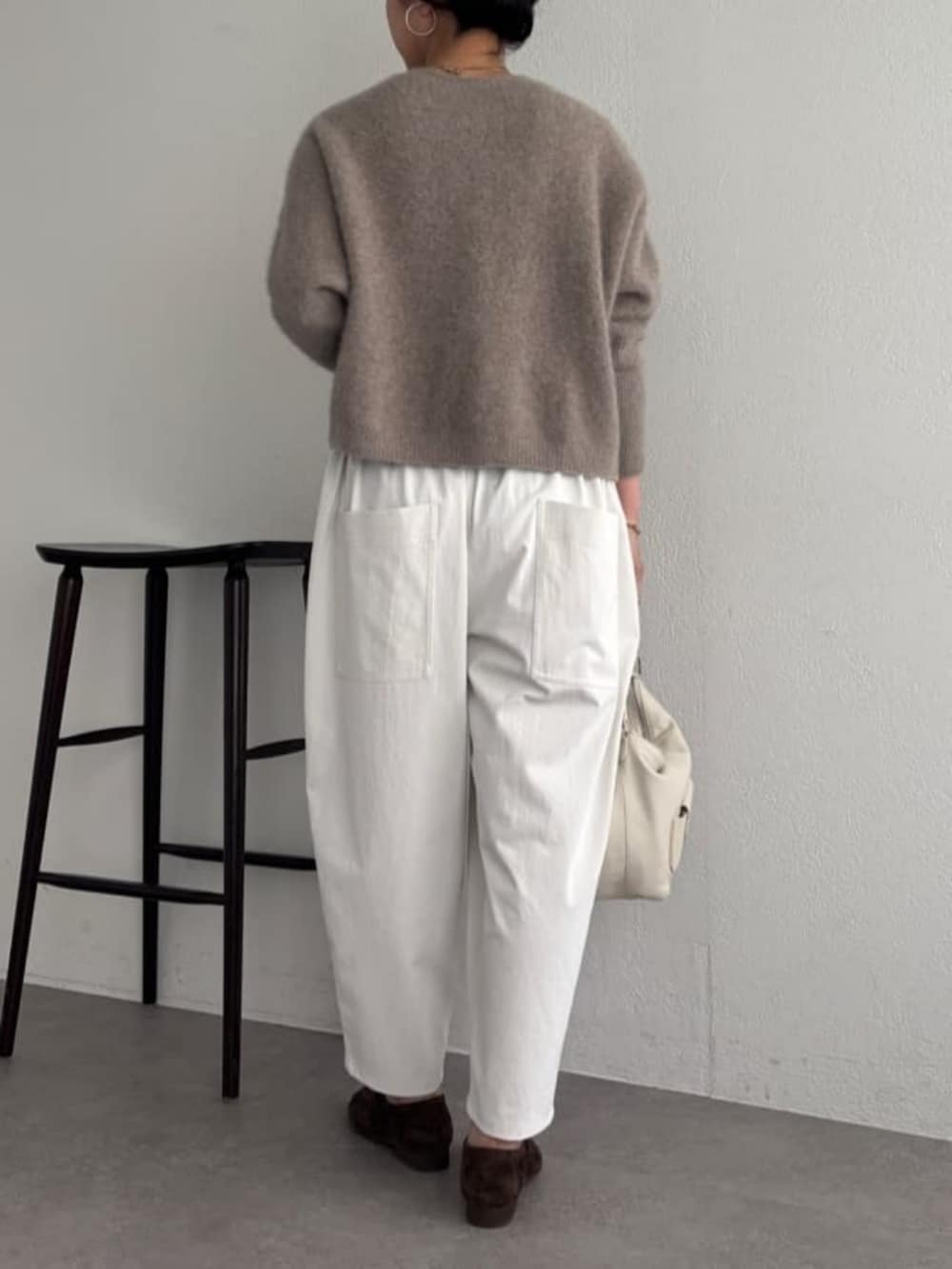 ブラウン系のニット/セーター、ホワイト系のその他パンツ、ブラウン系のその他シューズを着用したレディースの夏コーディネートの3枚目の写真