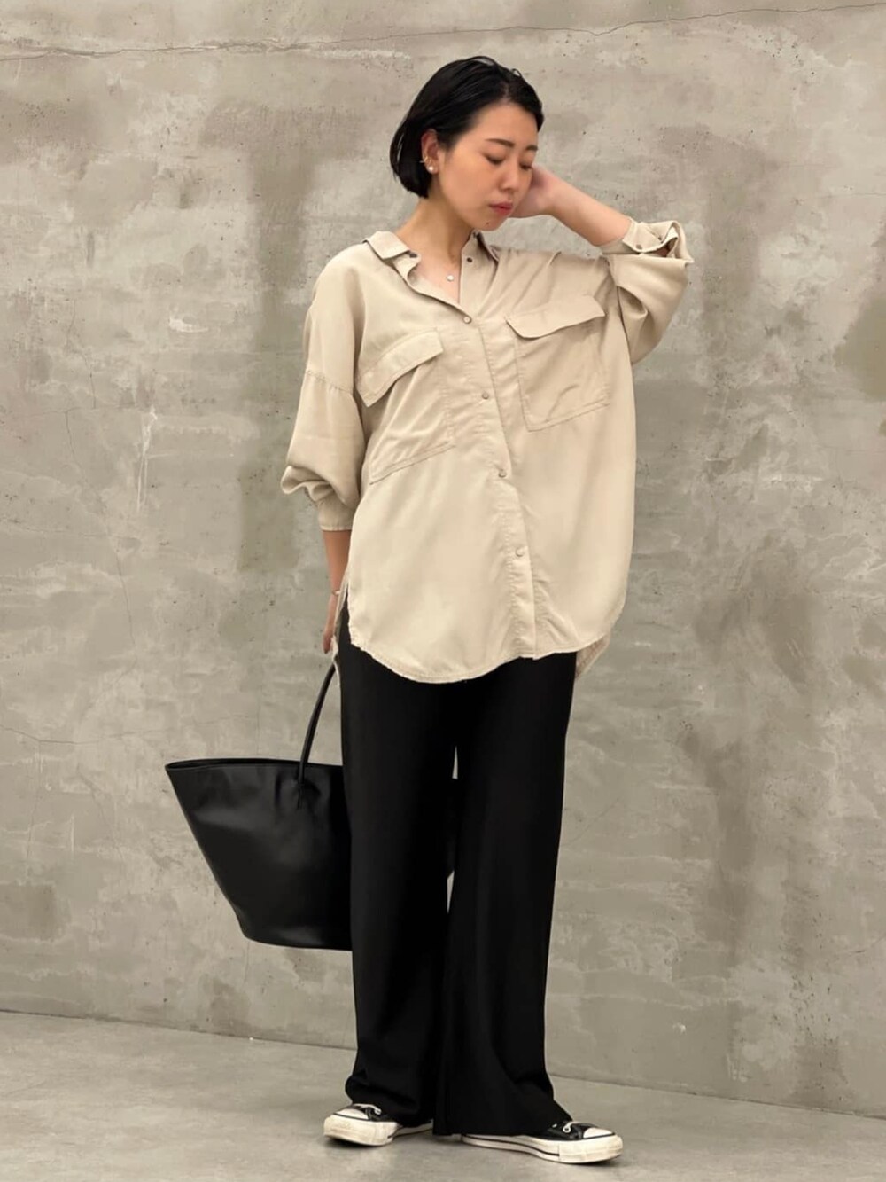 ベージュ系のシャツ/ブラウス、ブラック系のその他パンツを着用したレディースの秋コーディネートの2枚目の写真