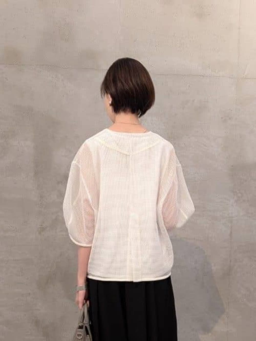 ブラック系のその他パンツ、ホワイト系のシャツ/ブラウスを着用したレディースの春コーディネートの5枚目の写真