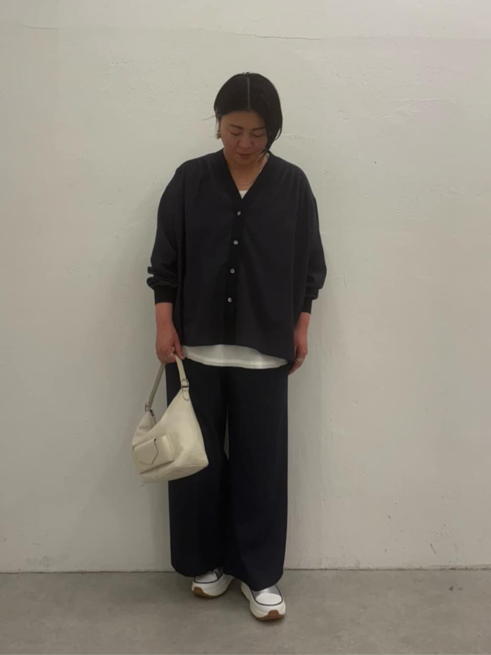 ブルー系のその他パンツ、シルバー系のスニーカー、ブルー系のシャツ/ブラウスを着用したレディースの冬コーディネートの3枚目の写真