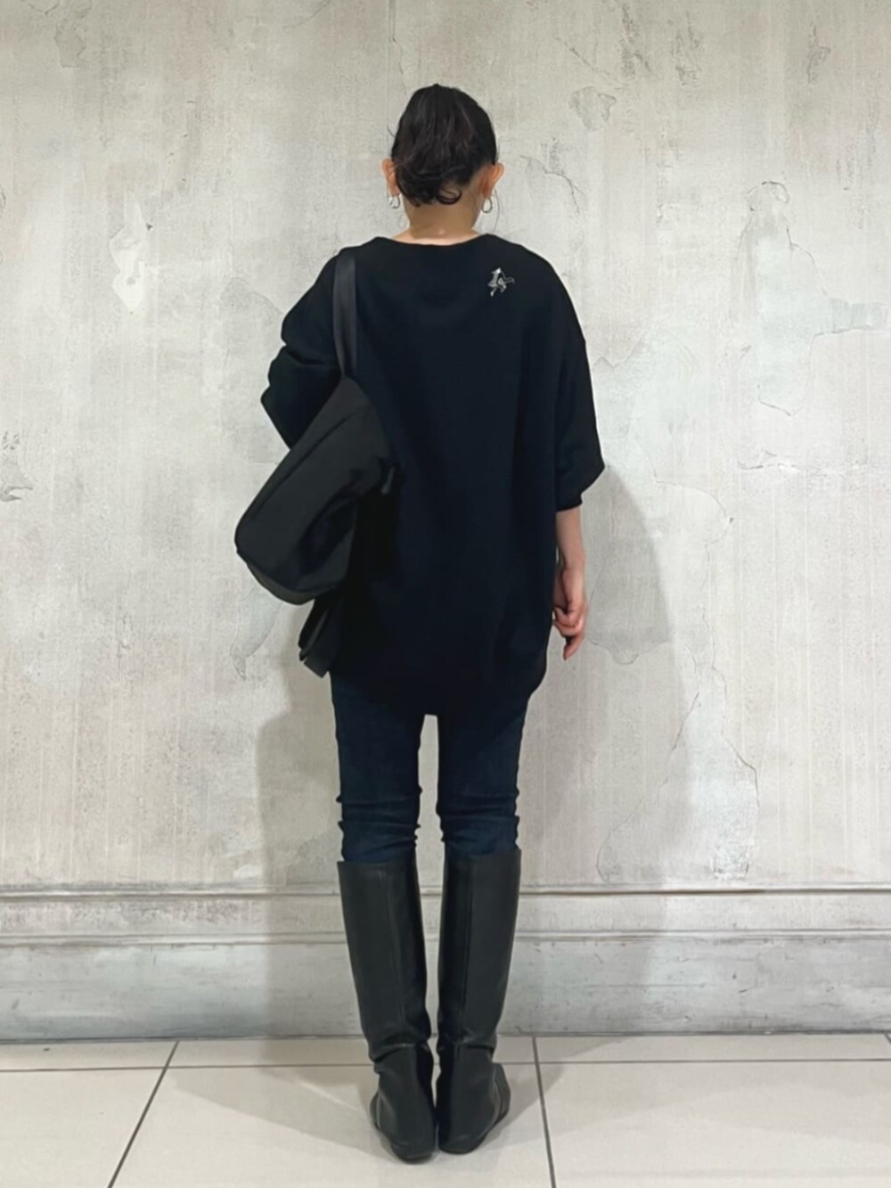 ブラック系のその他パンツ、ブラック系のトートバッグ、ブラック系のTシャツ/カットソーを着用したレディースの秋コーディネートの2枚目の写真