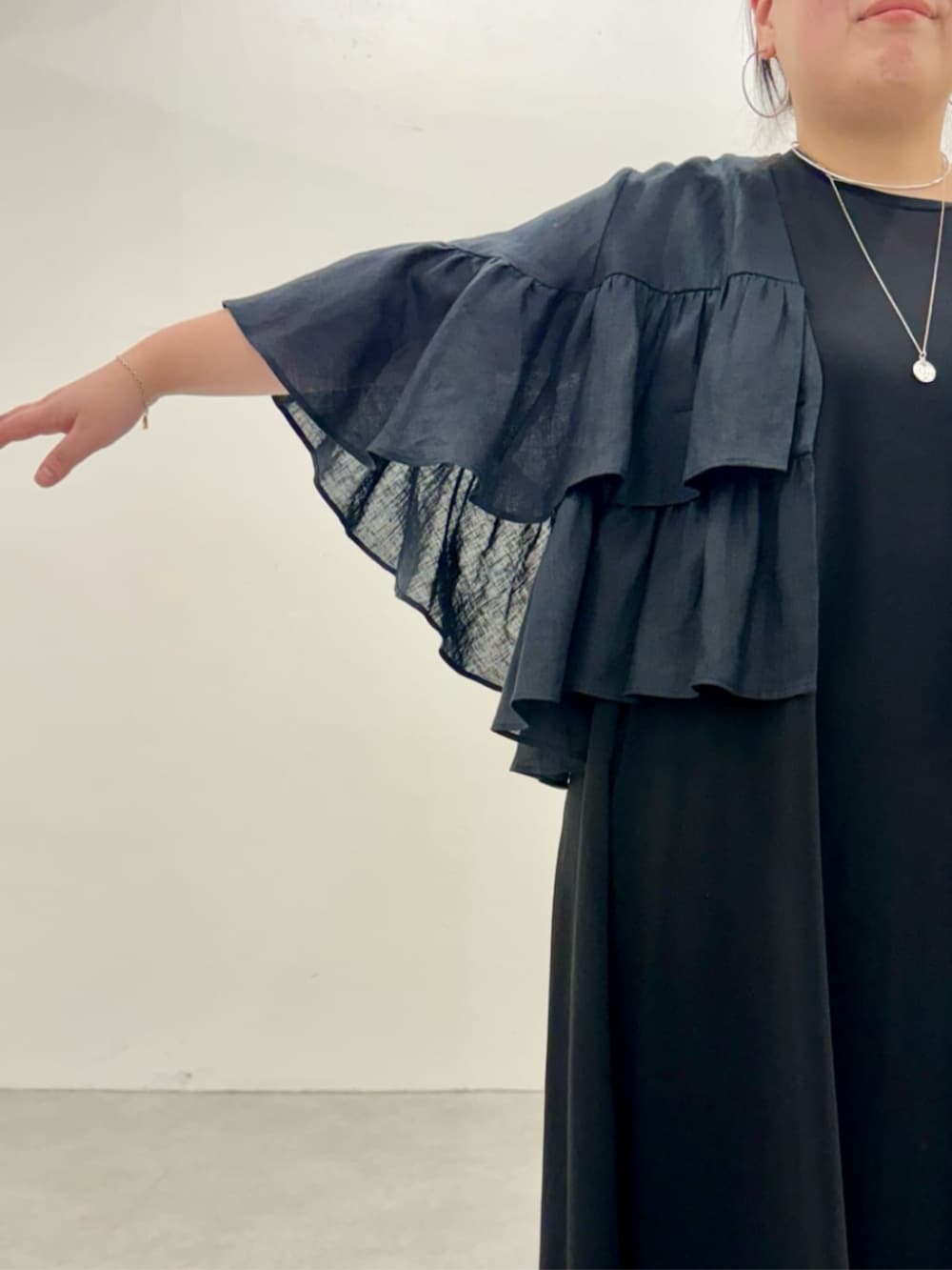 ブラック系のワンピース、ブラック系のその他アウターを着用したレディースの春コーディネートの8枚目の写真