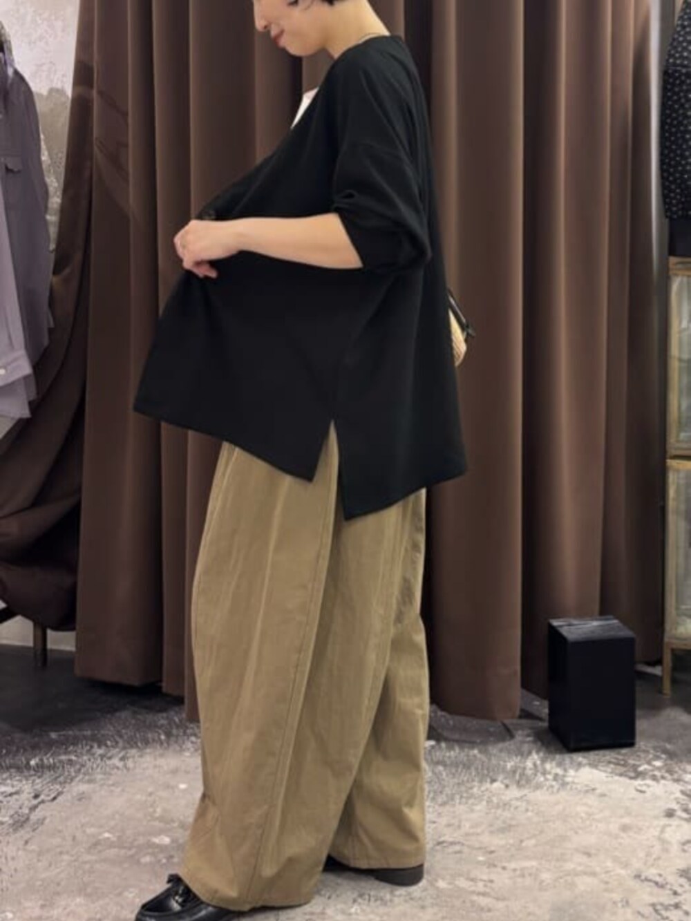イエロー系のその他パンツ、ホワイト系のキャミソール、ブラック系のその他アウターを着用したレディースの春コーディネートの7枚目の写真
