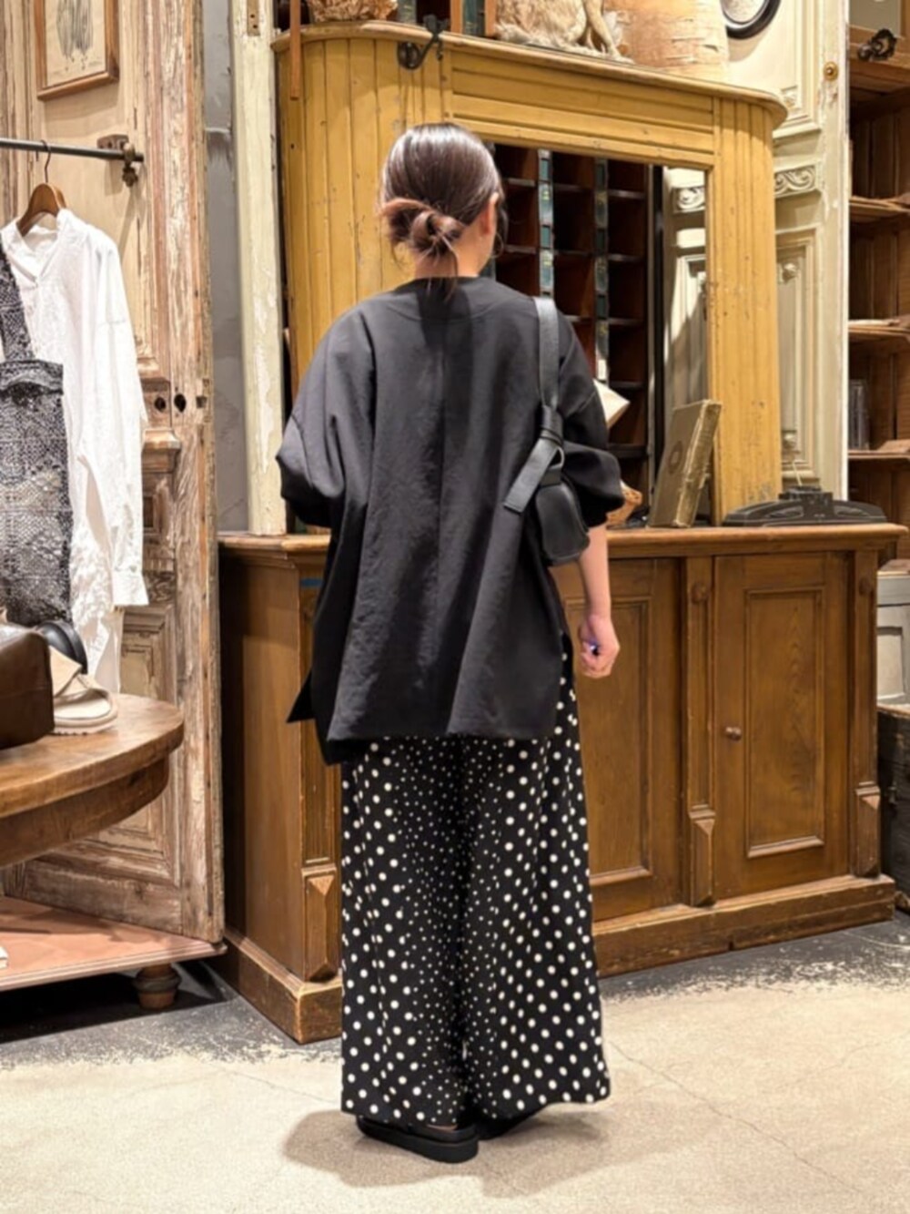 ブラック系のその他パンツ、ブラック系のその他アウター、ブラック系のサンダルを着用したレディースの春コーディネートの5枚目の写真