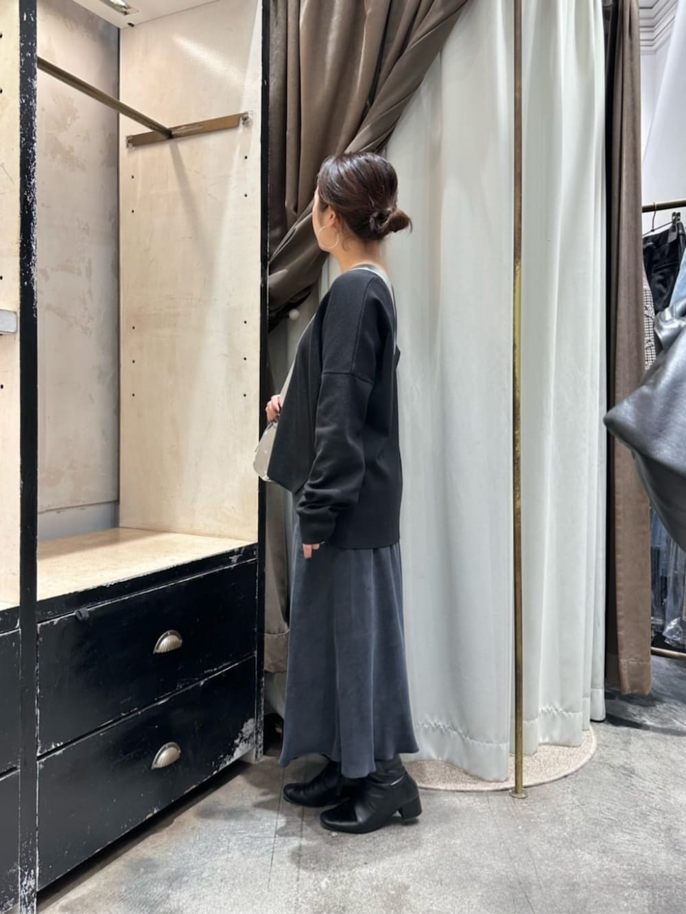 ブラック系のスカート、ブルー系のピーコート、シルバー系のショルダーバッグを着用したレディースの冬コーディネートの6枚目の写真