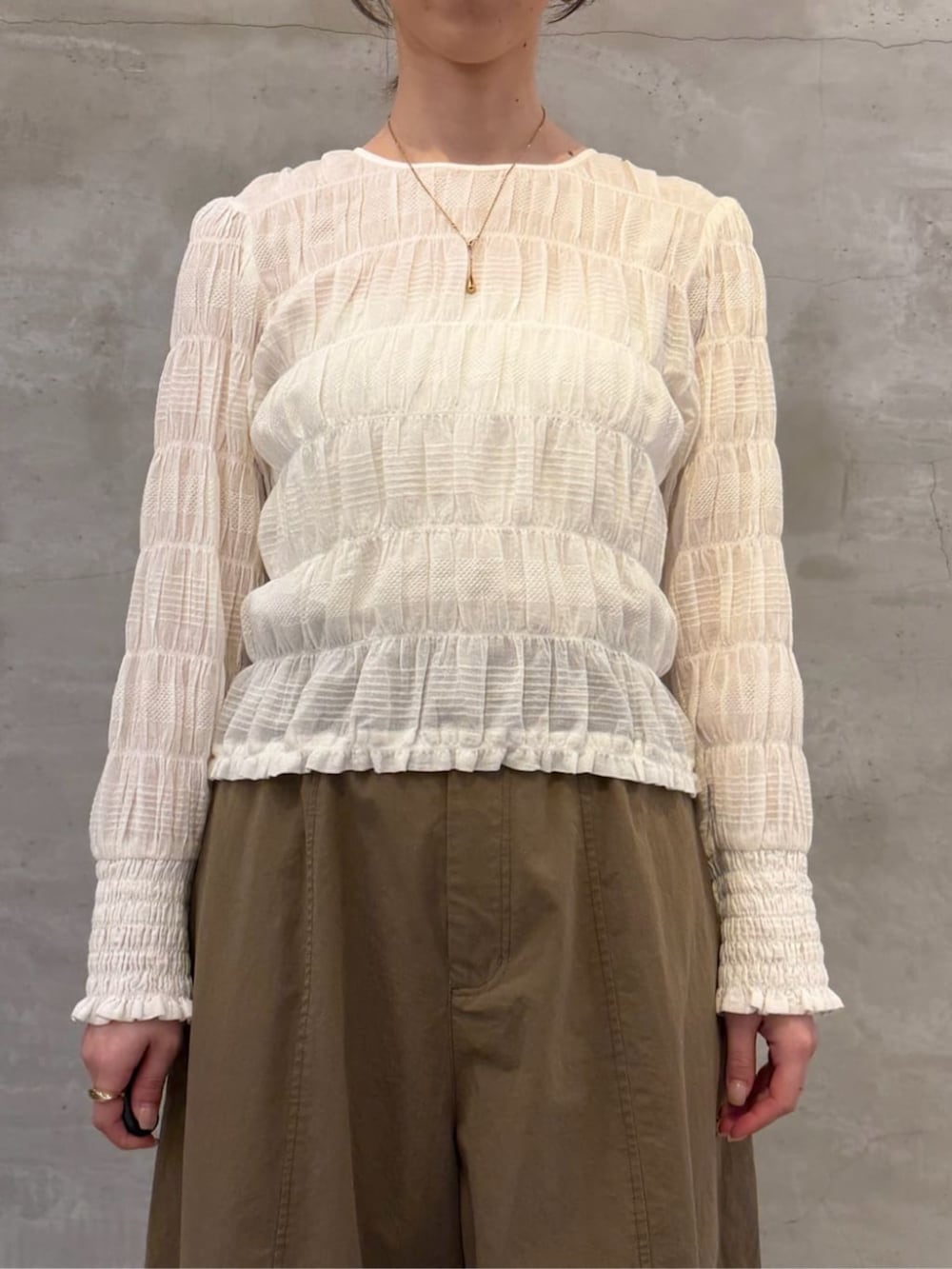 ホワイト系のトートバッグ、イエロー系のその他パンツ、ホワイト系のシャツ/ブラウスを着用したレディースの春コーディネートの4枚目の写真