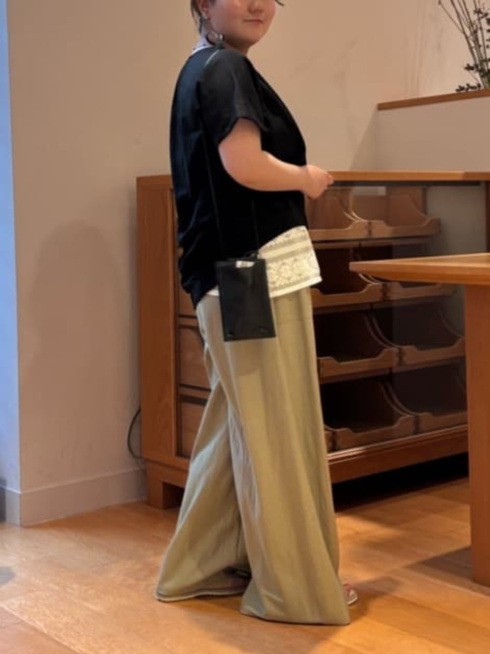 グリーン系のその他パンツ、ホワイト系のシャツ/ブラウス、ブラック系のベストを着用したレディースの春コーディネートの4枚目の写真