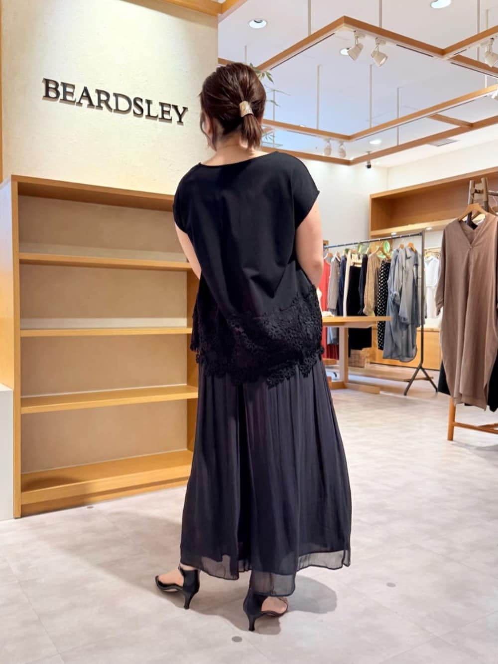 ブラック系のその他パンツ、ブラック系のTシャツ/カットソーを着用したレディースの春コーディネートの6枚目の写真