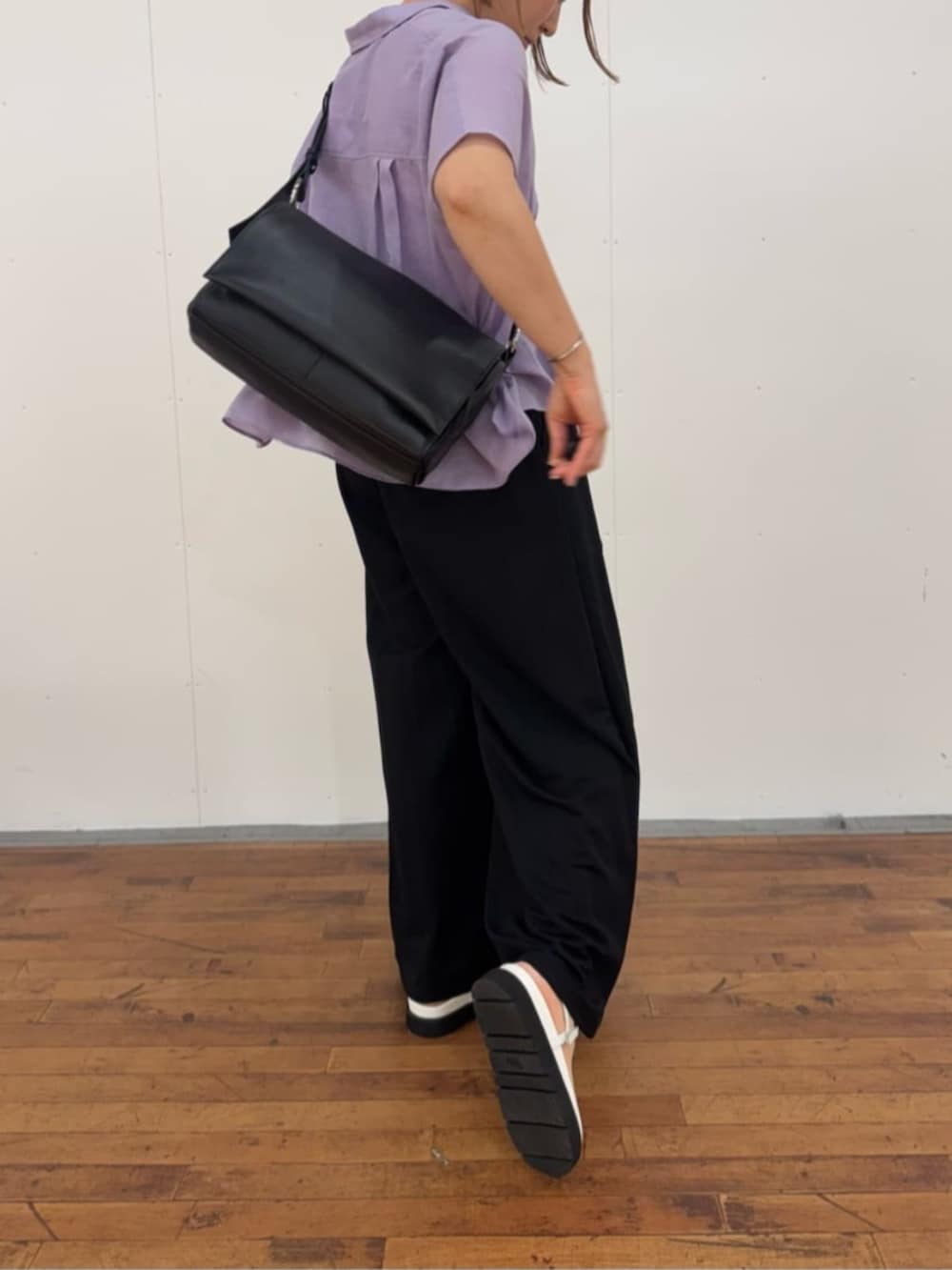 ブラック系のその他パンツ、ホワイト系のサンダル、ブラック系のショルダーバッグを着用したレディースの春コーディネートの8枚目の写真