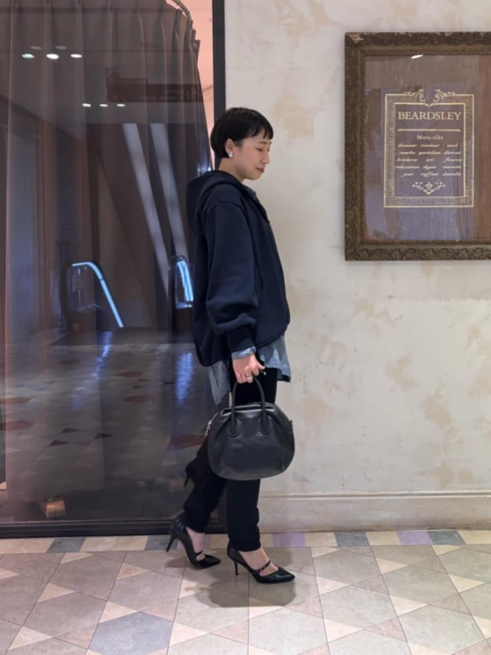 ブルー系のシャツ/ブラウス、ブルー系のパーカーを着用したレディースの春コーディネートの6枚目の写真