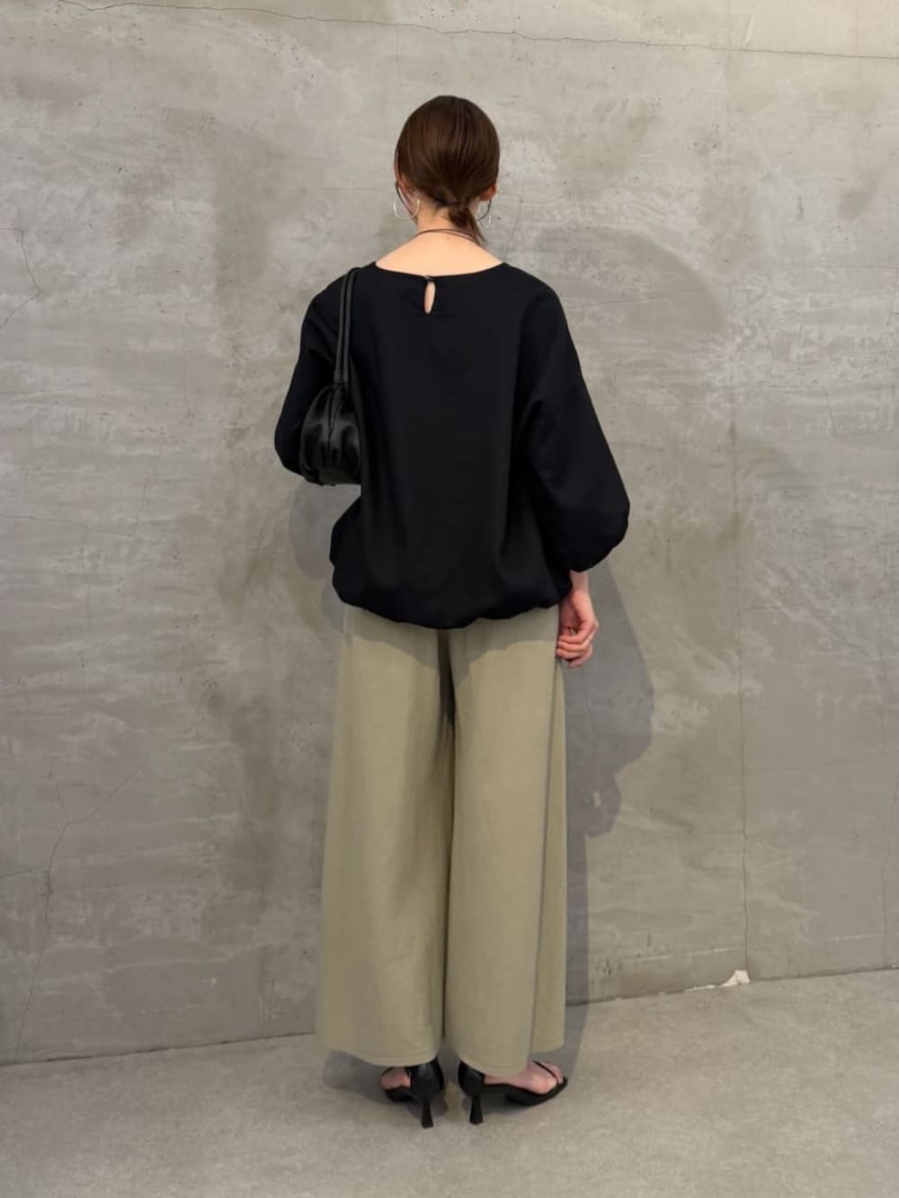 グリーン系のその他パンツ、ブラック系のシャツ/ブラウス、シルバー系のリングを着用したレディースの冬コーディネートの3枚目の写真