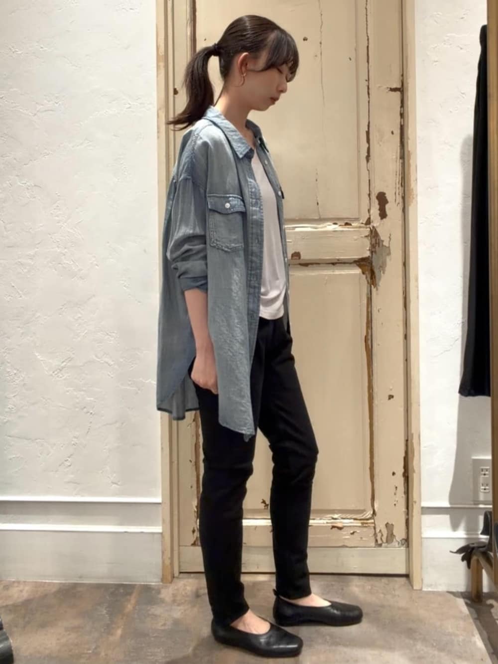 ブルー系のシャツ/ブラウス、ブラック系のその他パンツ、グレー系のキャミソールを着用したレディースの春コーディネートの2枚目の写真