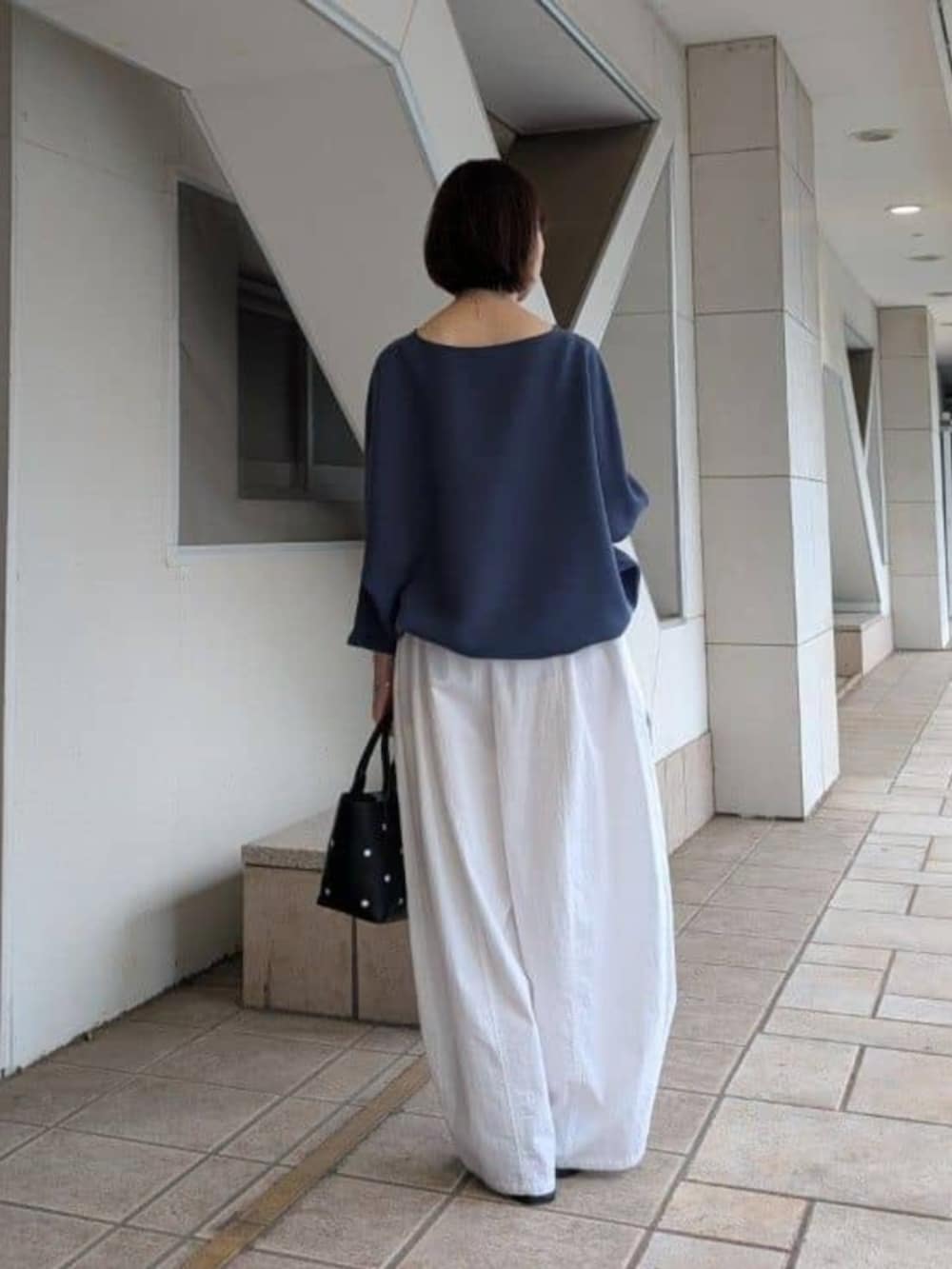 ブラック系のトートバッグ、ブルー系のシャツ/ブラウス、ホワイト系のその他パンツを着用したレディースの冬コーディネートの3枚目の写真