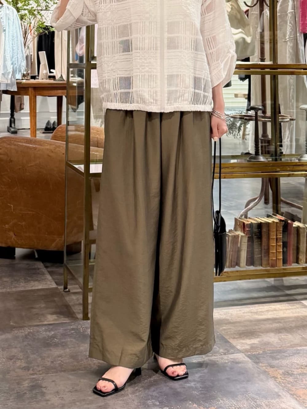 グリーン系のその他パンツ、ブラック系のカーディガン/ボレロを着用したレディースの春コーディネートの4枚目の写真