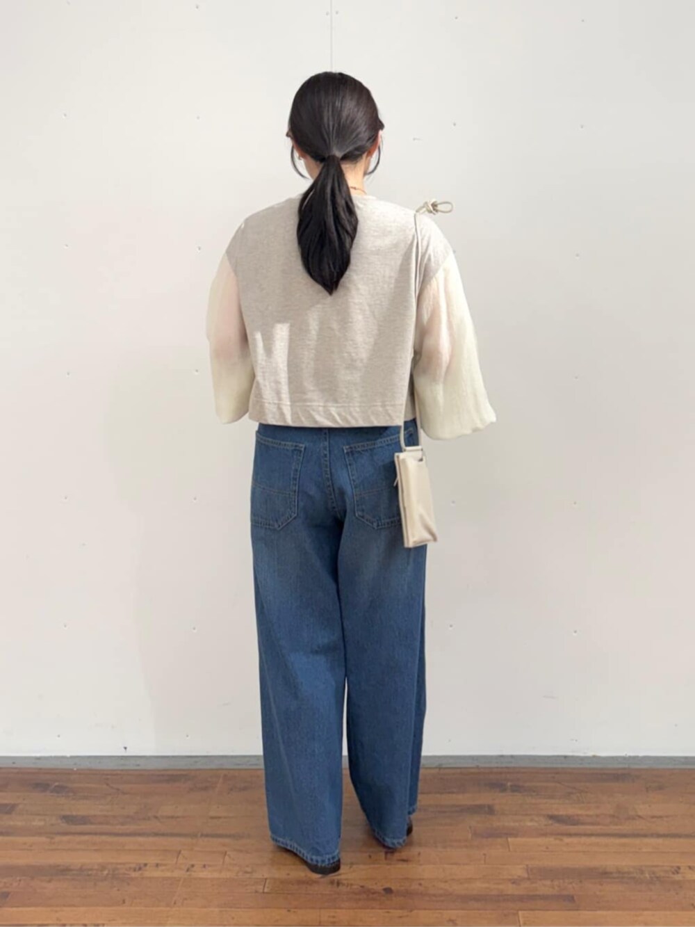 ブルー系のその他パンツ、ベージュ系のTシャツ/カットソーを着用したレディースの夏コーディネートの3枚目の写真