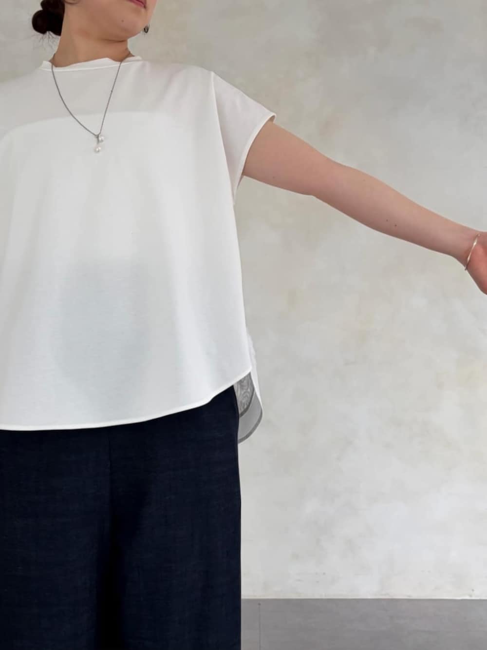 ブルー系のその他パンツ、ホワイト系のTシャツ/カットソーを着用したレディースの春コーディネートの5枚目の写真