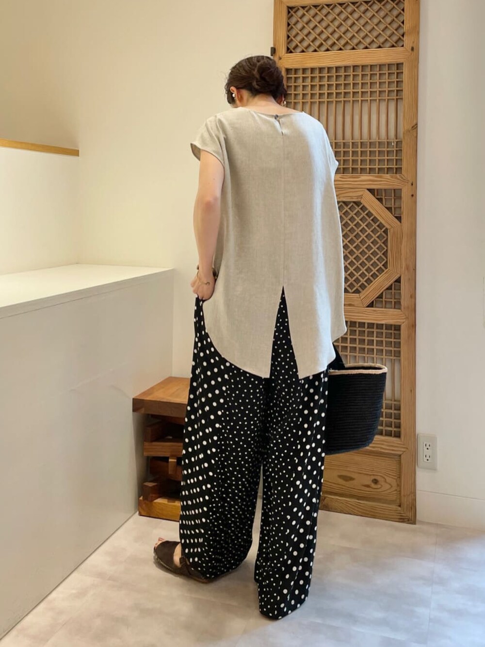 ベージュ系のシャツ/ブラウス、ブラック系のその他パンツ、ブラック系のかごバッグを着用したレディースの春コーディネートの3枚目の写真