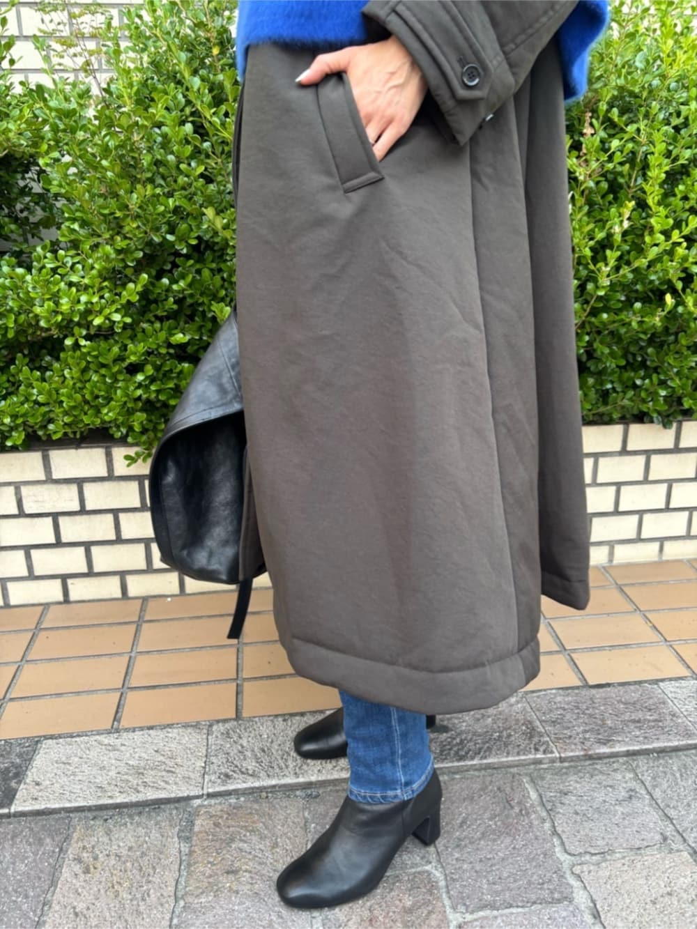 ブラック系のトートバッグ、グレー系のその他アウターを着用したレディースの夏コーディネートの9枚目の写真
