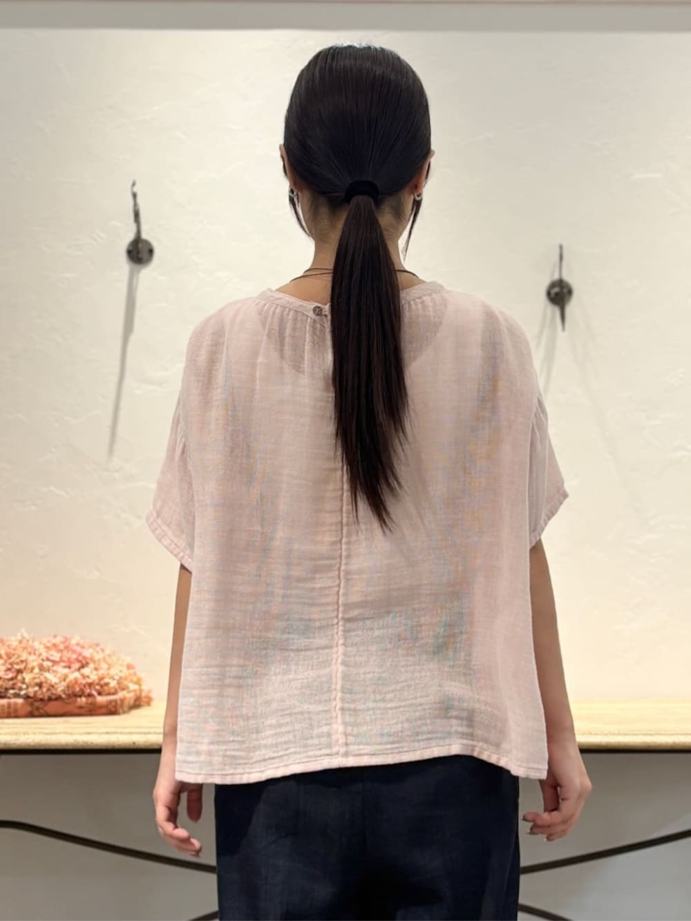 ブルー系のその他パンツ、ピンク系のシャツ/ブラウスを着用したレディースの春コーディネートの6枚目の写真