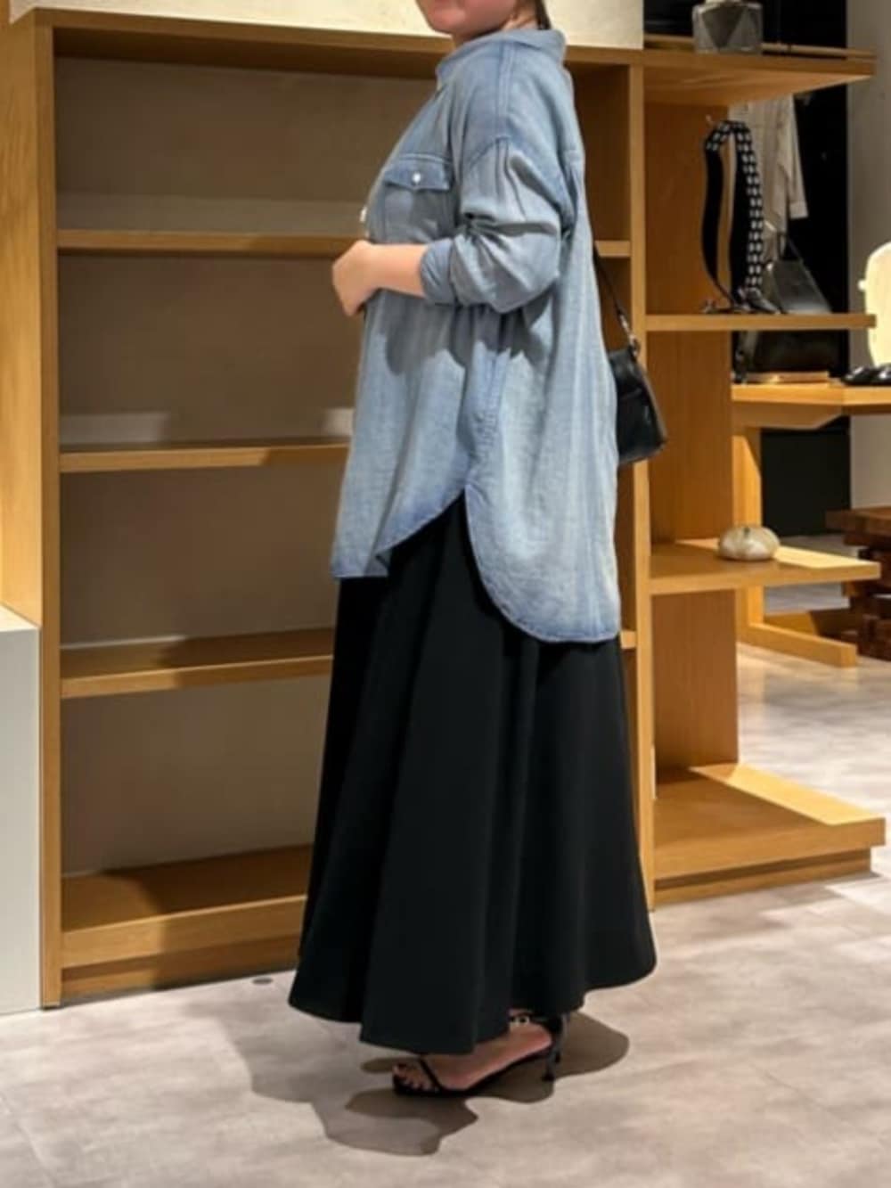 ブルー系のシャツ/ブラウス、ブラック系のワンピースを着用したレディースの春コーディネートの4枚目の写真