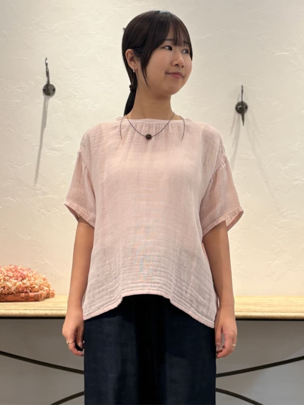 ブルー系のその他パンツ、ピンク系のシャツ/ブラウスを着用したレディースの春コーディネートの5枚目の写真