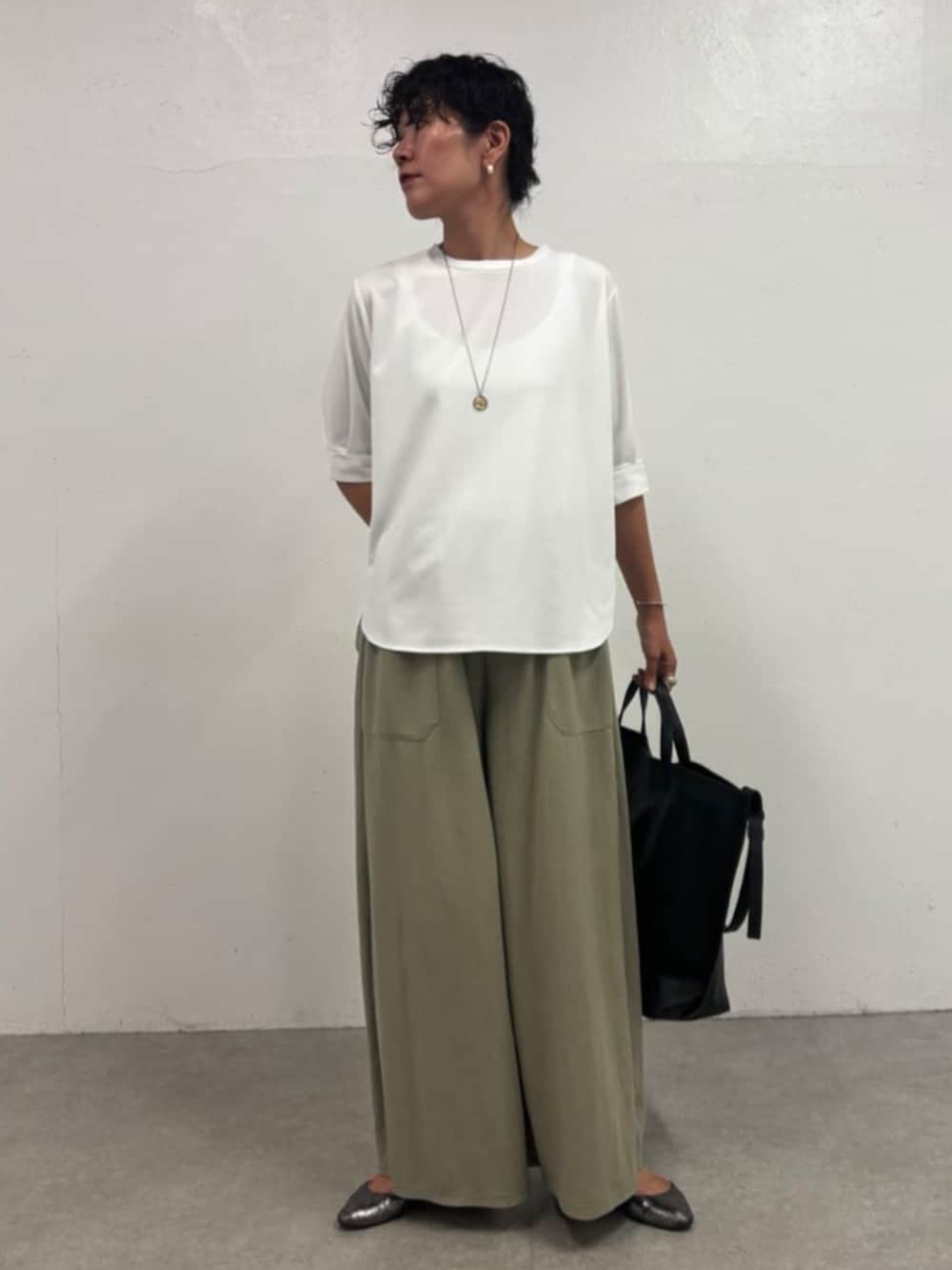 グリーン系のその他パンツ、ホワイト系のTシャツ/カットソーを着用したレディースの夏コーディネートの2枚目の写真