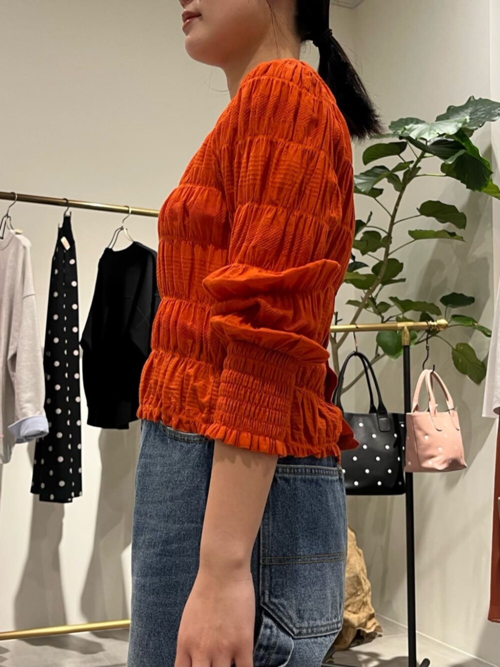 オレンジ系のシャツ/ブラウス、ブラウン系のトートバッグ、ブルー系のその他パンツを着用したレディースの春コーディネートの5枚目の写真