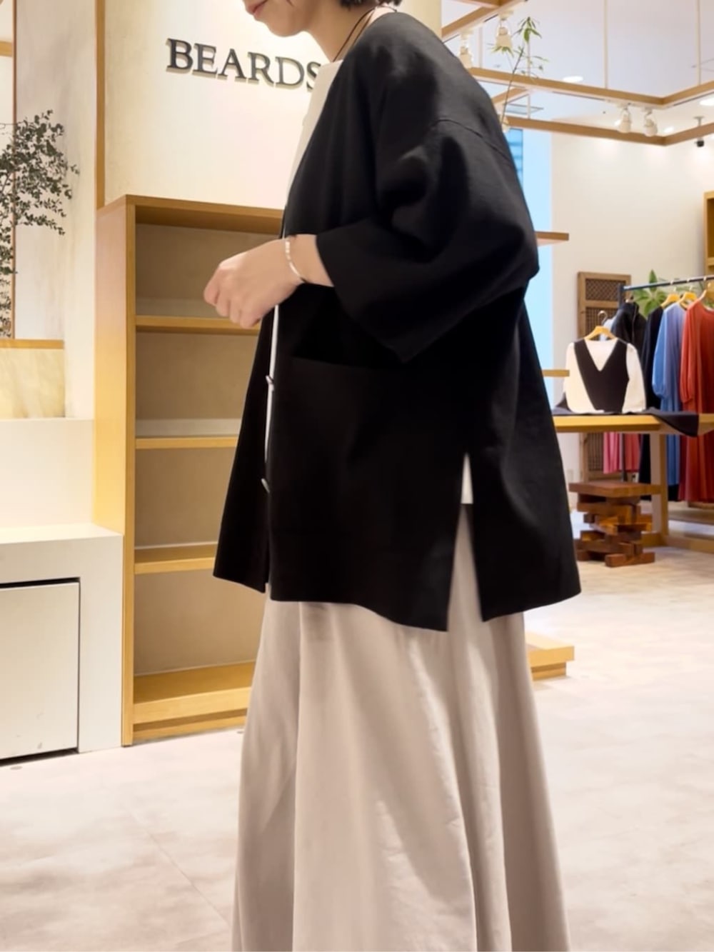 ブラック系のトートバッグ、ホワイト系のシャツ/ブラウス、グレー系のその他パンツを着用したレディースの春コーディネートの8枚目の写真