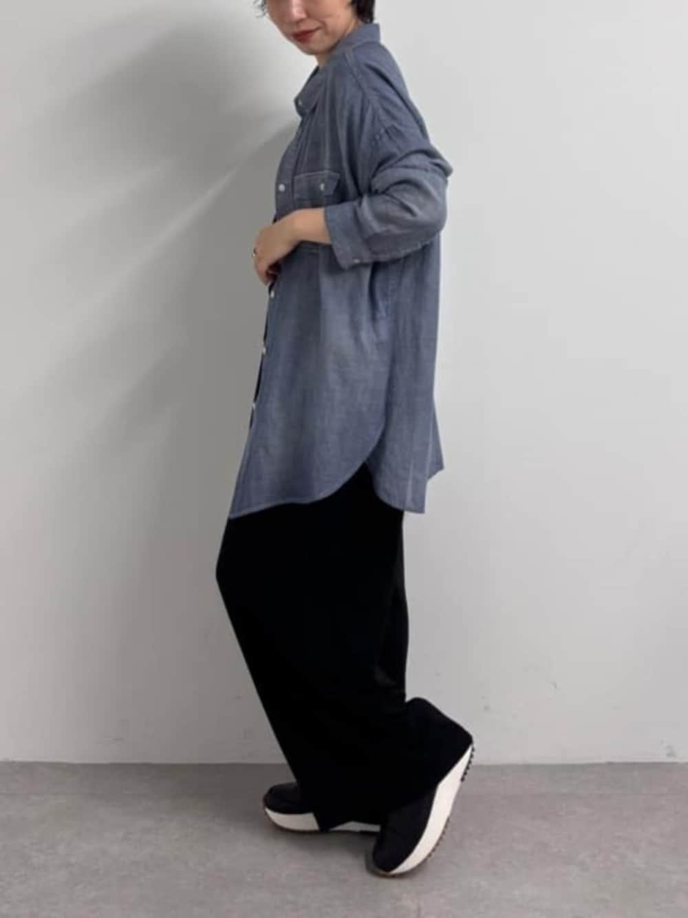 ブルー系のシャツ/ブラウス、ブラック系のシャツ/ブラウス、ブラック系のその他パンツを着用したレディースの春コーディネートの6枚目の写真