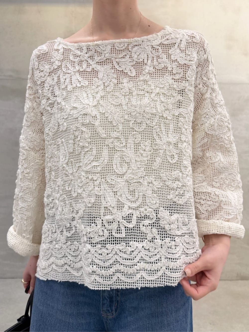 ブルー系のその他パンツ、ホワイト系のシャツ/ブラウスを着用したレディースの春コーディネートの4枚目の写真