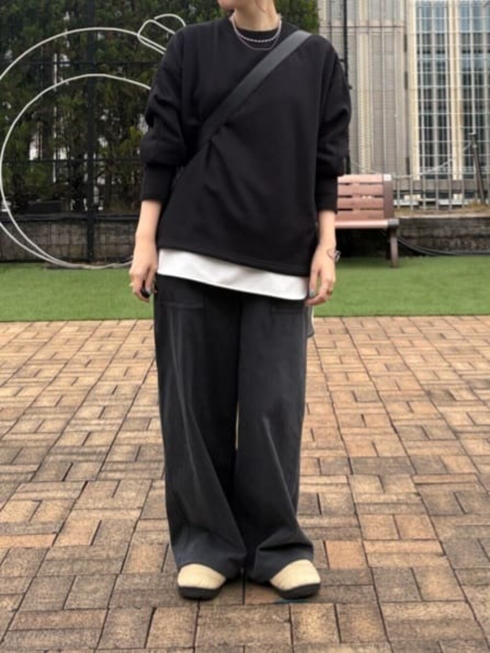 ホワイト系のシャツ/ブラウス、ブルー系のTシャツ/カットソー、ブラック系のその他パンツを着用したレディースの冬コーディネートの7枚目の写真