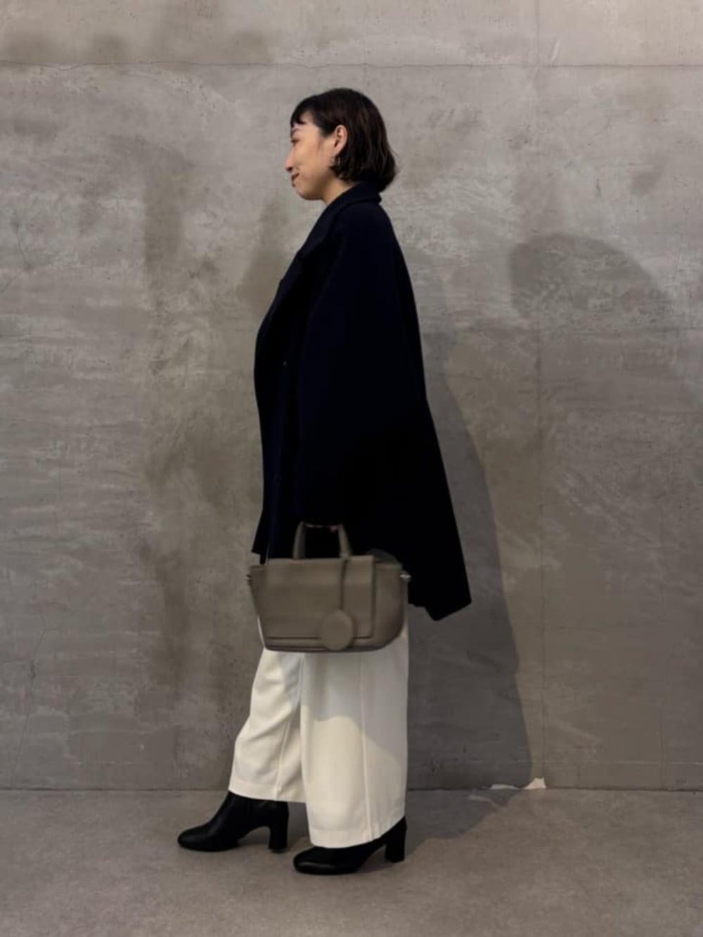 ホワイト系のその他パンツ、ブラウン系のニット/セーター、ブルー系のその他アウターを着用したレディースの夏コーディネートの3枚目の写真
