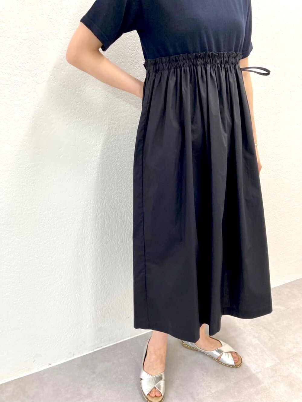 ブルー系のワンピース、シルバー系のサンダルを着用したレディースの春コーディネートの4枚目の写真