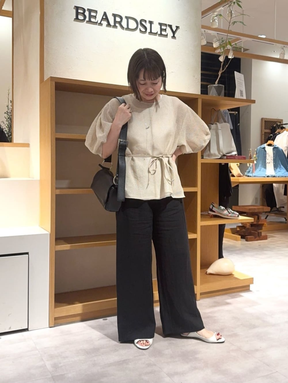 ベージュ系のシャツ/ブラウス、ブラック系のその他パンツを着用したレディースの春コーディネートの4枚目の写真